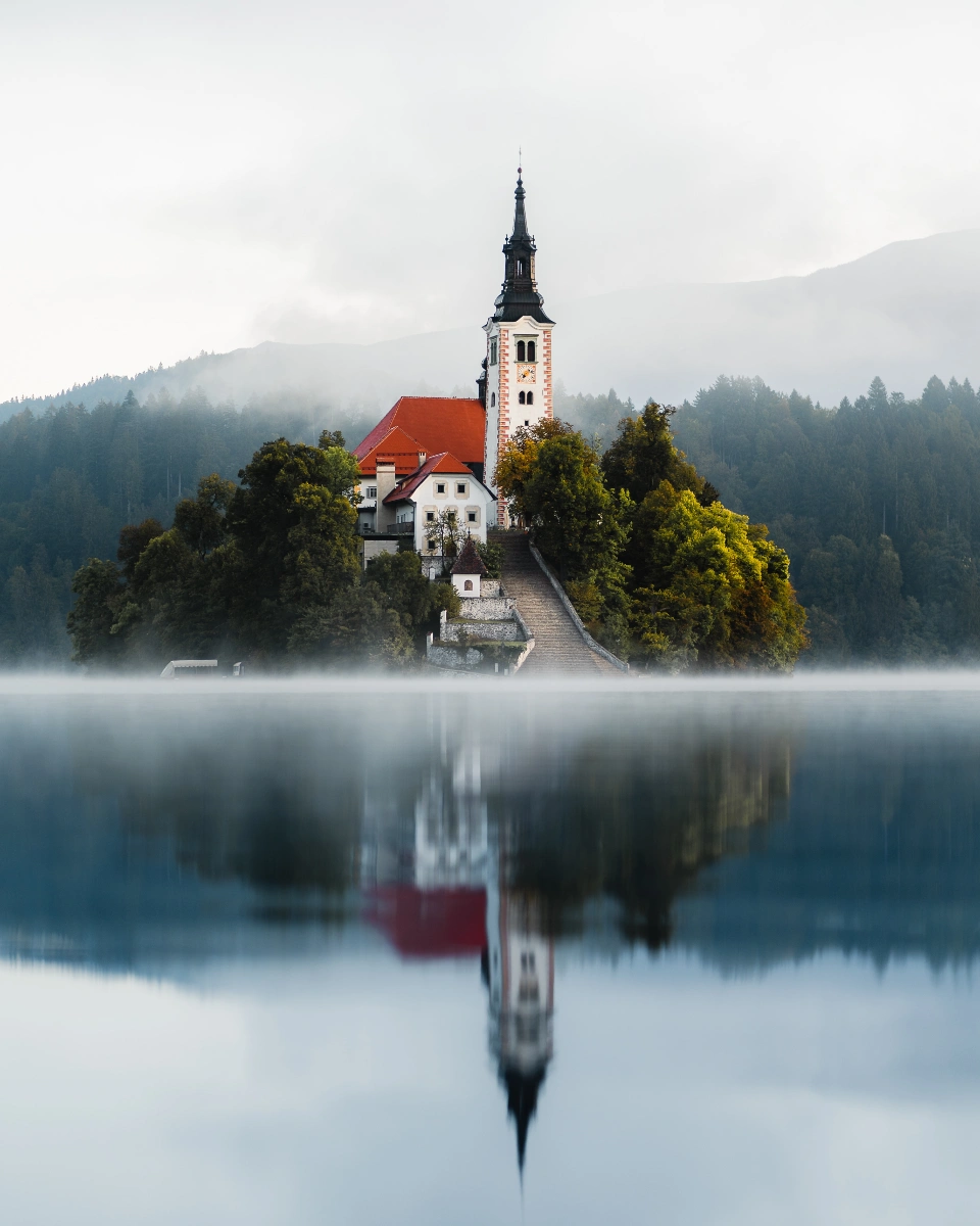 Lago di Bled: la Chiesa dell'Assunzione di Maria sull'Isola del Lago di Bled in Slovenia