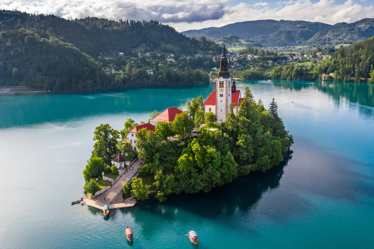 Lago di Bled con l'iconica Chiesa dell'Assunzione sull'Isola del Lago di Bled