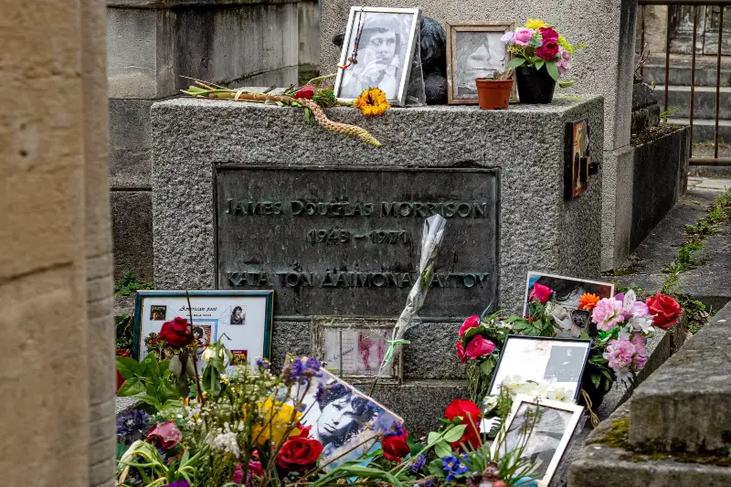 Tomba Jim Morrison Cimitero Père Lachaise Parigi